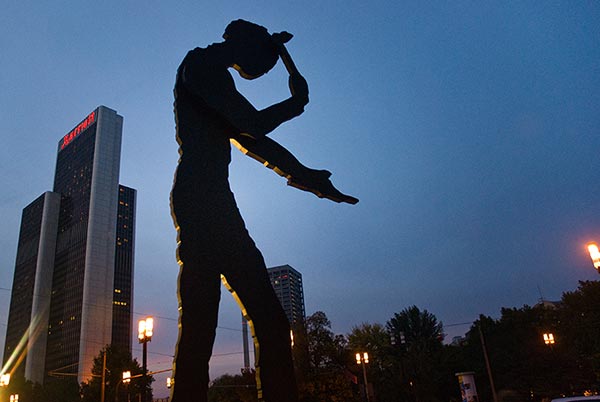 Francfort, Hammer Man la statue de Jonathan Borofsky, au coeur du quartier de la finance