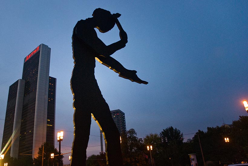 Francfort, Hammer Man la statue de Jonathan Borofsky, au coeur du quartier de la finance