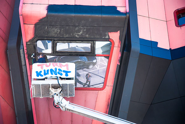 Artiste au travail sur le Bierpinsel