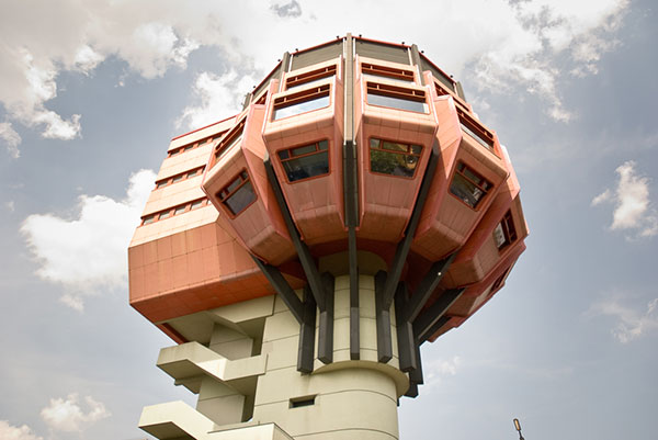 Architecture brutaliste? Architecture rigolote? à vous de voir