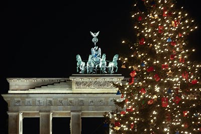 Feu d'artifice incroyable et concerts pour fêter le nouvel an sous la Porte de Brandebourg