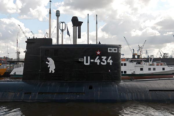 Sous-marin Russe dans le port de Hambourg