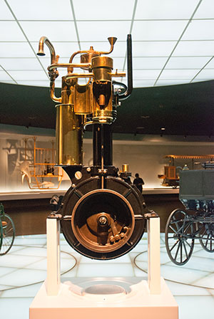 C'est un étonant moteur monocylindre Daimler surnommé Horloge de grand-père (Standuhr) en Allemand