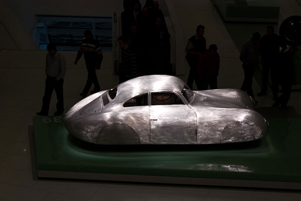 Au début j'ai regardé autour de moi et je n'ai pas trouvé la voiture dont je rêvais, alors j'ai décidé de la construire moi-même