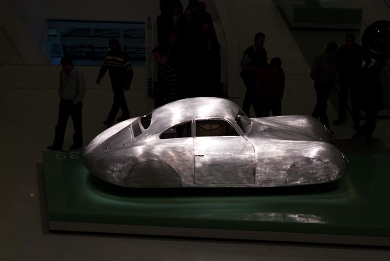 Au début j'ai regardé autour de moi et je n'ai pas trouvé la voiture dont je rêvais, alors j'ai décidé de la construire moi-même