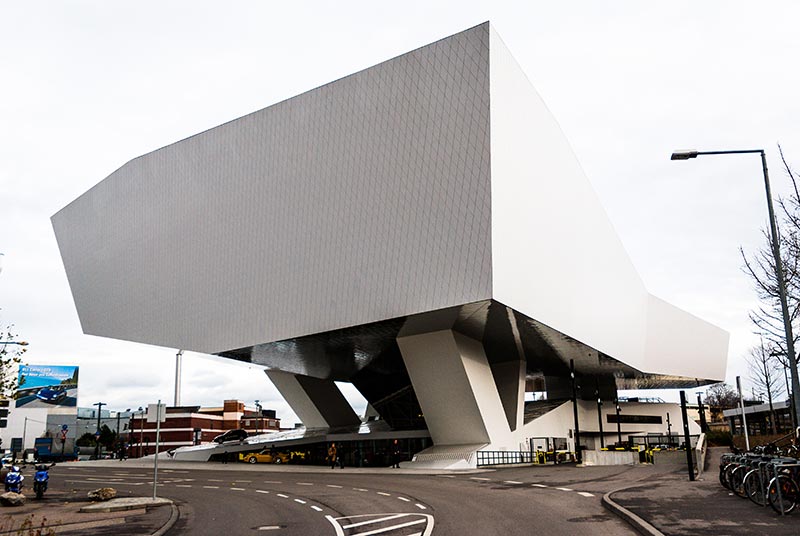 Le musée Porsche vu de la gare