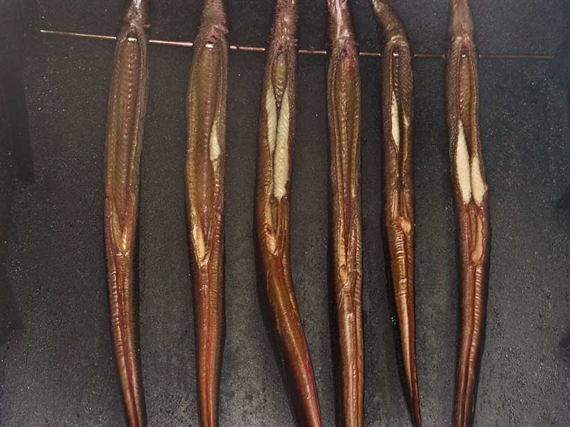 On trouve des anguilles et plein d'autres poissons d'eau douce ou de mer qui sont fumé sur les quais