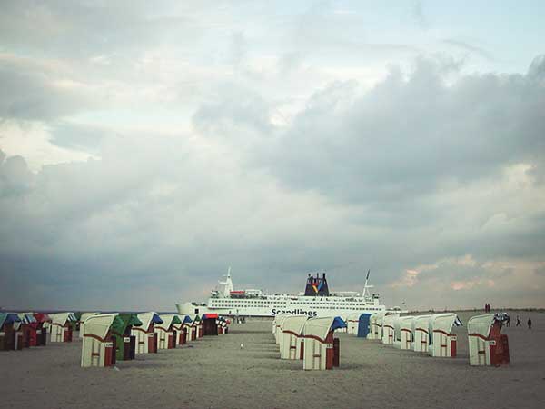 Une belle plage qui s'étend sur plusieurs kilomètres et qui accueille les fauteuils roulants
