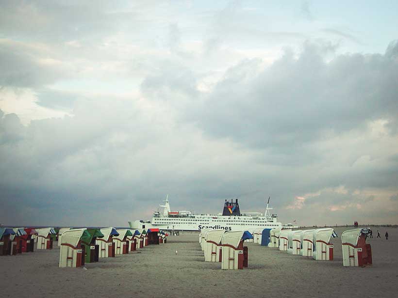 Une belle plage qui s'étend sur plusieurs kilomètres et qui accueille les fauteuils roulants
